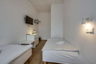 Хостелы Hostel Sentral Катовице Двухместный номер с 2 отдельными кроватями и общей ванной комнатой-1