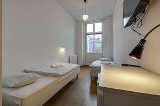Хостелы Hostel Sentral Катовице Двухместный номер с 2 отдельными кроватями и общей ванной комнатой-3